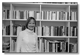Katharina vor Bücherregal