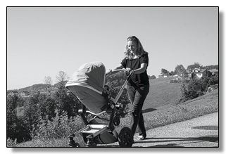 Annemarie mit Kinderwagen