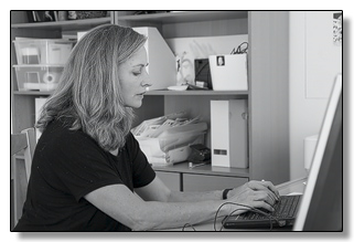 Annemarie am Computer